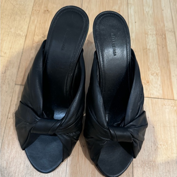 Conscious
Balenciaga
Drapy 80mm mules size 6 - Picture 1 of 3